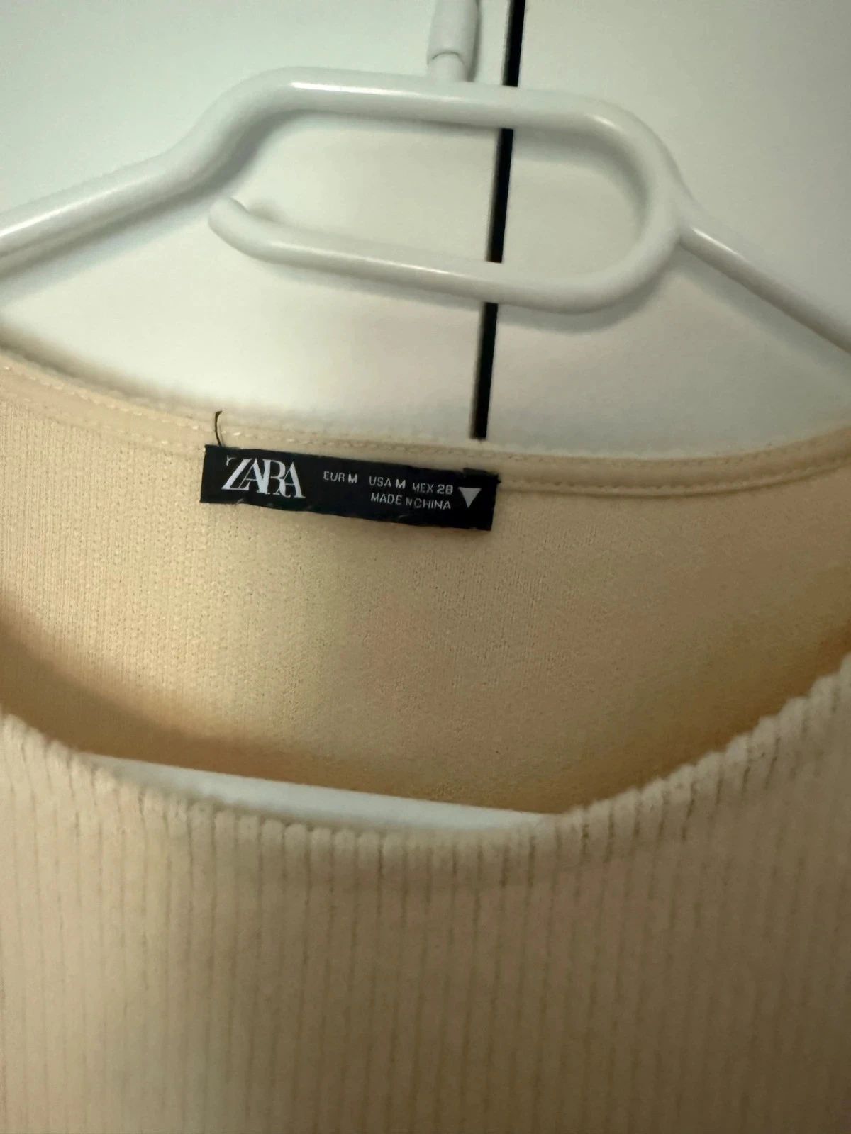 Blusa curta bege Zara Tamanho 38 com acabamento de strass – photo 4